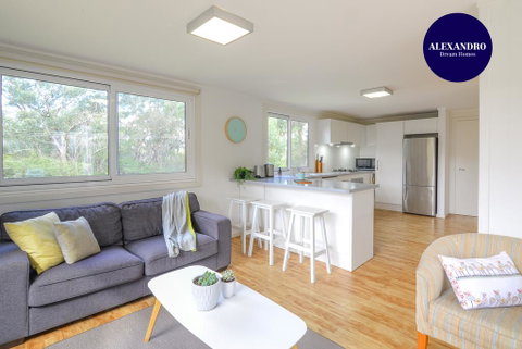 NATURE LOVERS DREAM // FIREPLACE //ACCESS TO HIKES - Accommodation Redcliffe 0