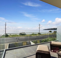 Nautilus 1 Luxury Retreat - Modern beachfront townhouse WiFi water views - Accommodation Redcliffe