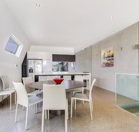 Nautilus 2 Luxury Retreat - Modern beachfront townhouse WiFi water views - Accommodation Redcliffe