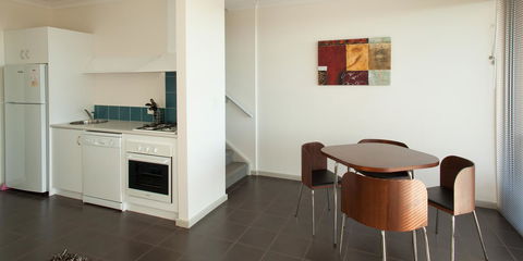 Cosy Corner Sea View Apartments - Accommodation Redcliffe 13