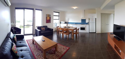 Cosy Corner Sea View Apartments - Accommodation Redcliffe 4