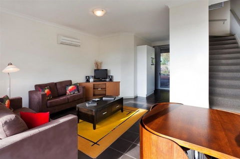 Cosy Corner Sea View Apartments - Accommodation Redcliffe 14