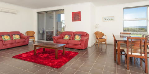 Cosy Corner Sea View Apartments - Accommodation Redcliffe 11