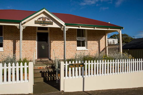 Spencer Cottage - Accommodation Redcliffe 10