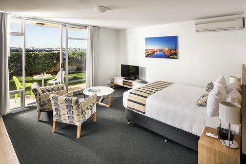 Be. Fremantle - Accommodation Redcliffe 5