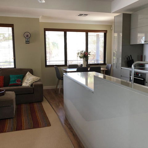Mullaloo Beachfront Retreat - Accommodation Redcliffe 4