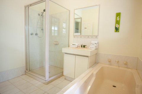 Riverglen Chalets - Accommodation Redcliffe 23