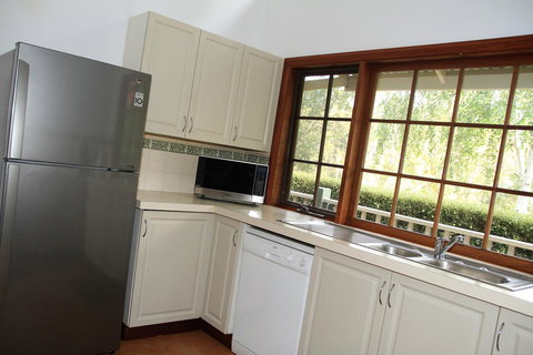 Riverglen Chalets - Accommodation Redcliffe 9