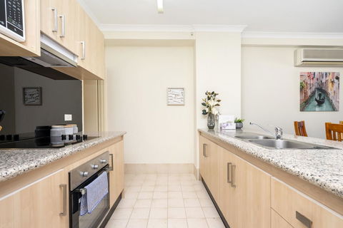 Oversized Eastend Sleeps 6 Free PARKING+POOL WIFI - Accommodation Redcliffe 3