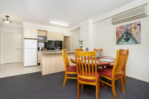 Oversized Eastend Sleeps 6 Free PARKING+POOL WIFI - Accommodation Redcliffe 9