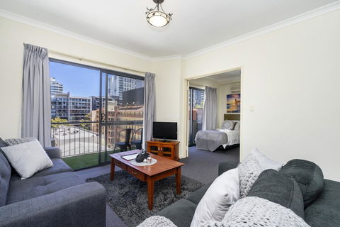Oversized Eastend Sleeps 6 Free PARKING+POOL WIFI - Accommodation Redcliffe 0