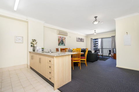 Oversized Eastend Sleeps 6 Free PARKING+POOL WIFI - Accommodation Redcliffe 2