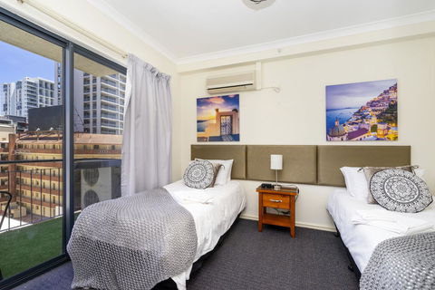 Oversized Eastend Sleeps 6 Free PARKING+POOL WIFI - Accommodation Redcliffe 1