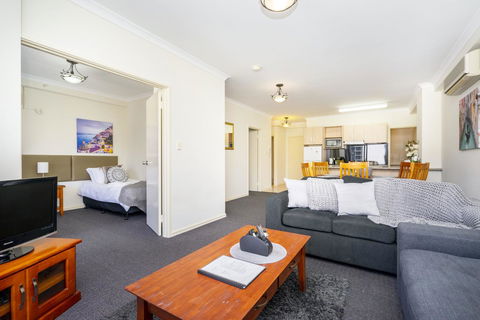Oversized Eastend Sleeps 6 Free PARKING+POOL WIFI - Accommodation Redcliffe 8