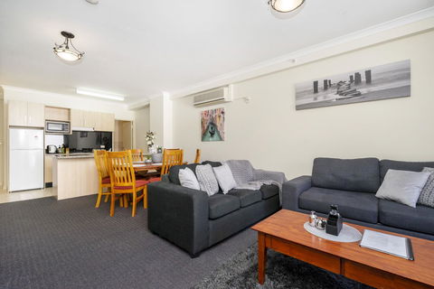 Oversized Eastend Sleeps 6 Free PARKING+POOL WIFI - Accommodation Redcliffe 7