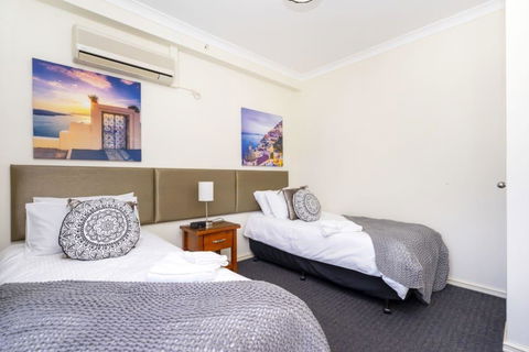 Oversized Eastend Sleeps 6 Free PARKING+POOL WIFI - Accommodation Redcliffe 28