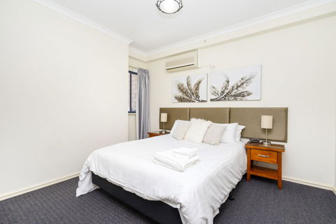 Oversized Eastend Sleeps 6 Free PARKING+POOL WIFI - Accommodation Redcliffe 11