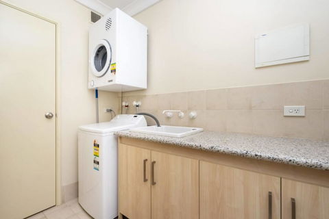 Oversized Eastend Sleeps 6 Free PARKING+POOL WIFI - Accommodation Redcliffe 40