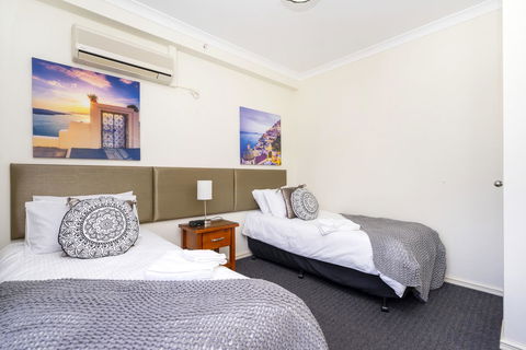 Oversized Eastend Sleeps 6 Free PARKING+POOL WIFI - Accommodation Redcliffe 19