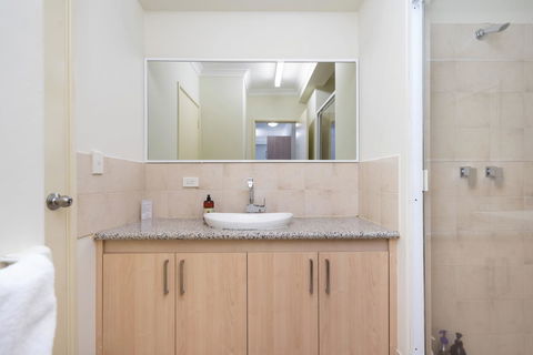 Oversized Eastend Sleeps 6 Free PARKING+POOL WIFI - Accommodation Redcliffe 26