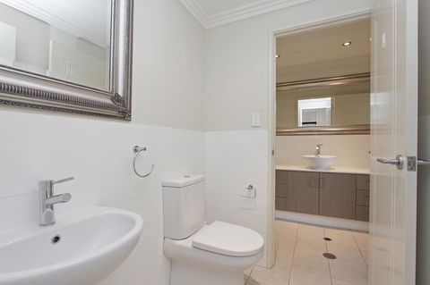Zappeion Apartments - Accommodation Redcliffe 28