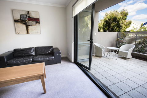 Zappeion Apartments - Accommodation Redcliffe 10