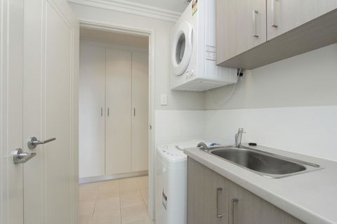 Zappeion Apartments - Accommodation Redcliffe 29