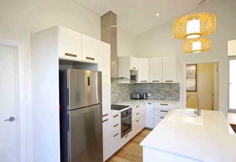 Sunny Blinco Street House - Accommodation Redcliffe 5