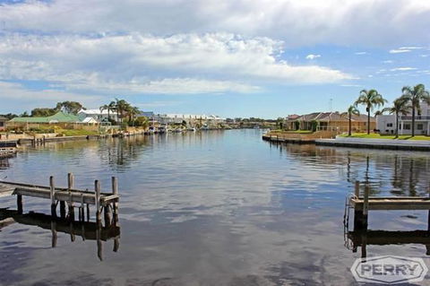 Waterside Canal Dreams - Accommodation Redcliffe 2