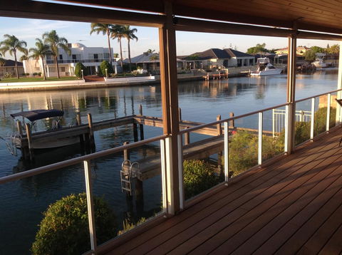 Waterside Canal Dreams - Accommodation Redcliffe 36