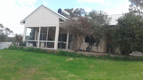 Abbivale Farm Cottage - Accommodation Redcliffe 9