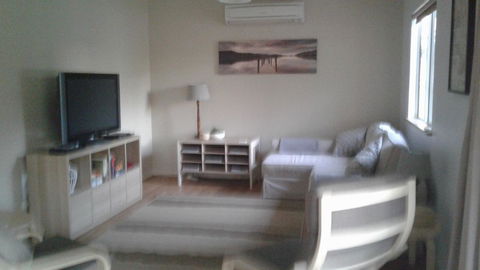 Abbivale Farm Cottage - Accommodation Redcliffe 13