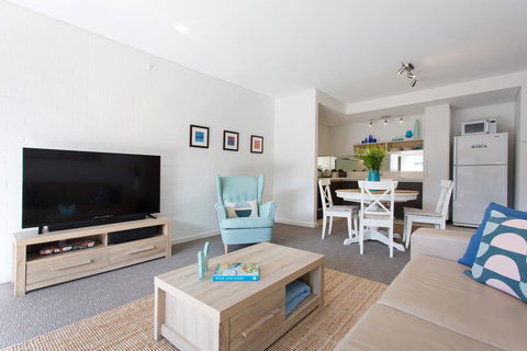 Beachside Living - South Fremantle - Accommodation Redcliffe 1