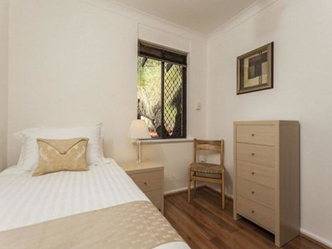 Attadale Excutive Villa - Accommodation Redcliffe 8