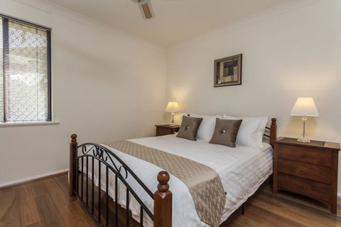 Attadale Excutive Villa - Accommodation Redcliffe 5
