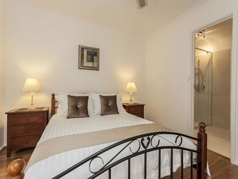 Attadale Excutive Villa - Accommodation Redcliffe 13