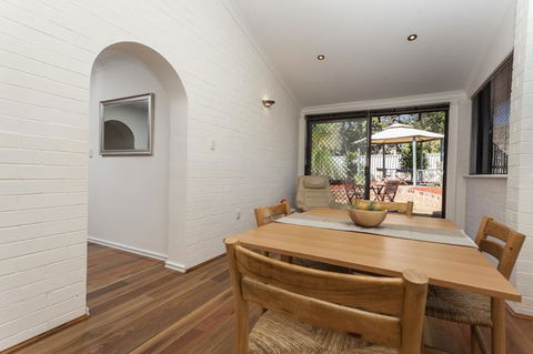 Attadale Excutive Villa - Accommodation Redcliffe 9