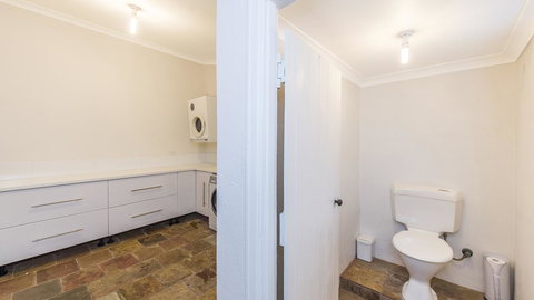 Leisurely Manor - Spacious Three Bedroom Home In Fremantle - Accommodation Redcliffe 12
