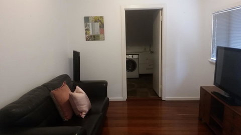 Leisurely Manor - Spacious Three Bedroom Home In Fremantle - Accommodation Redcliffe 11