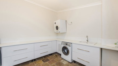 Leisurely Manor - Spacious Three Bedroom Home In Fremantle - Accommodation Redcliffe 9