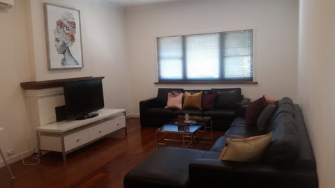 Leisurely Manor - Spacious Three Bedroom Home In Fremantle - Accommodation Redcliffe 5