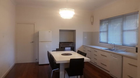 Leisurely Manor - Spacious Three Bedroom Home In Fremantle - Accommodation Redcliffe 3