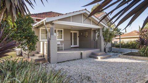 Leisurely Manor - Spacious Three Bedroom Home In Fremantle - Accommodation Redcliffe 16