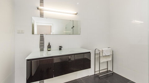 Leisurely Manor - Spacious Three Bedroom Home In Fremantle - Accommodation Redcliffe 18