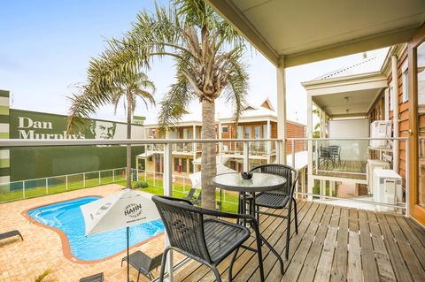 Nightcap At The Ship Inn - Accommodation Redcliffe 2