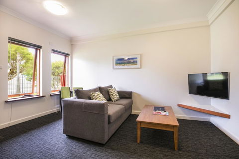 Nightcap At The Ship Inn - Accommodation Redcliffe 1