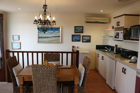 Crossland House - Accommodation Redcliffe 15