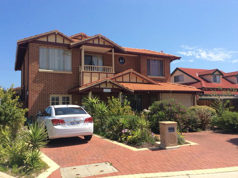 Crossland House - Accommodation Redcliffe 12
