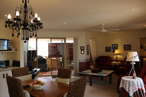 Crossland House - Accommodation Redcliffe 18