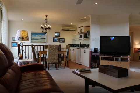Crossland House - Accommodation Redcliffe 14